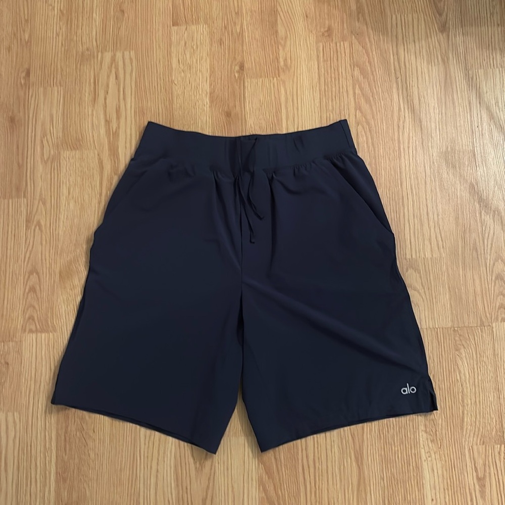 Alo Men’s Navy Blue shorts Sz small 9” length